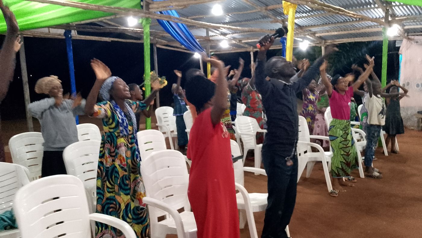 Louange et adoration au camp